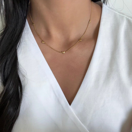 Fiore necklace close-up – gold hearts chain, chic and delicate