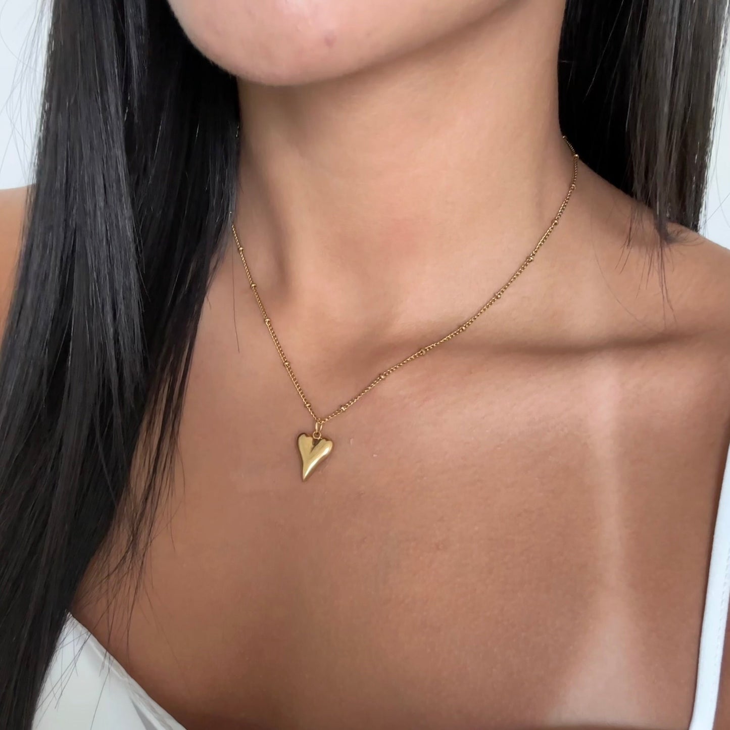 Golden necklace with oversized heart – Amora by Glow Amore, hypoallergenic