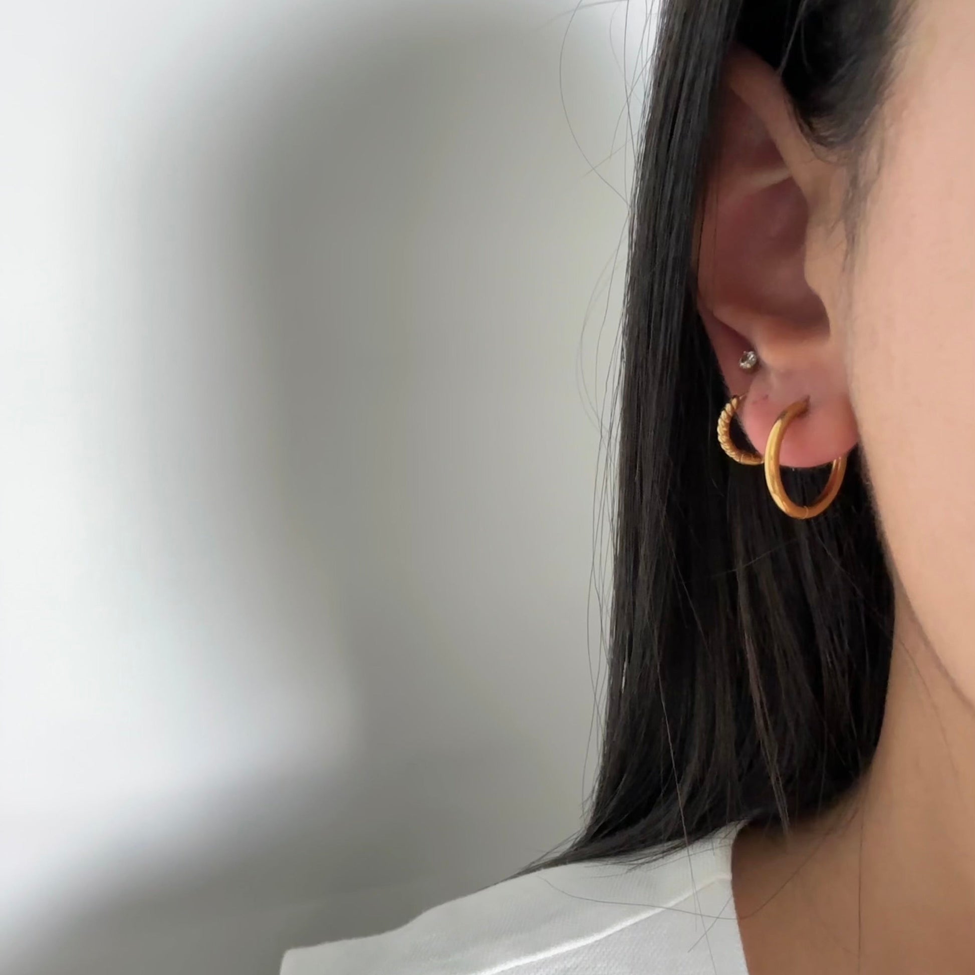 Close-up of removable heart charm – Stella earrings, chic and versatile