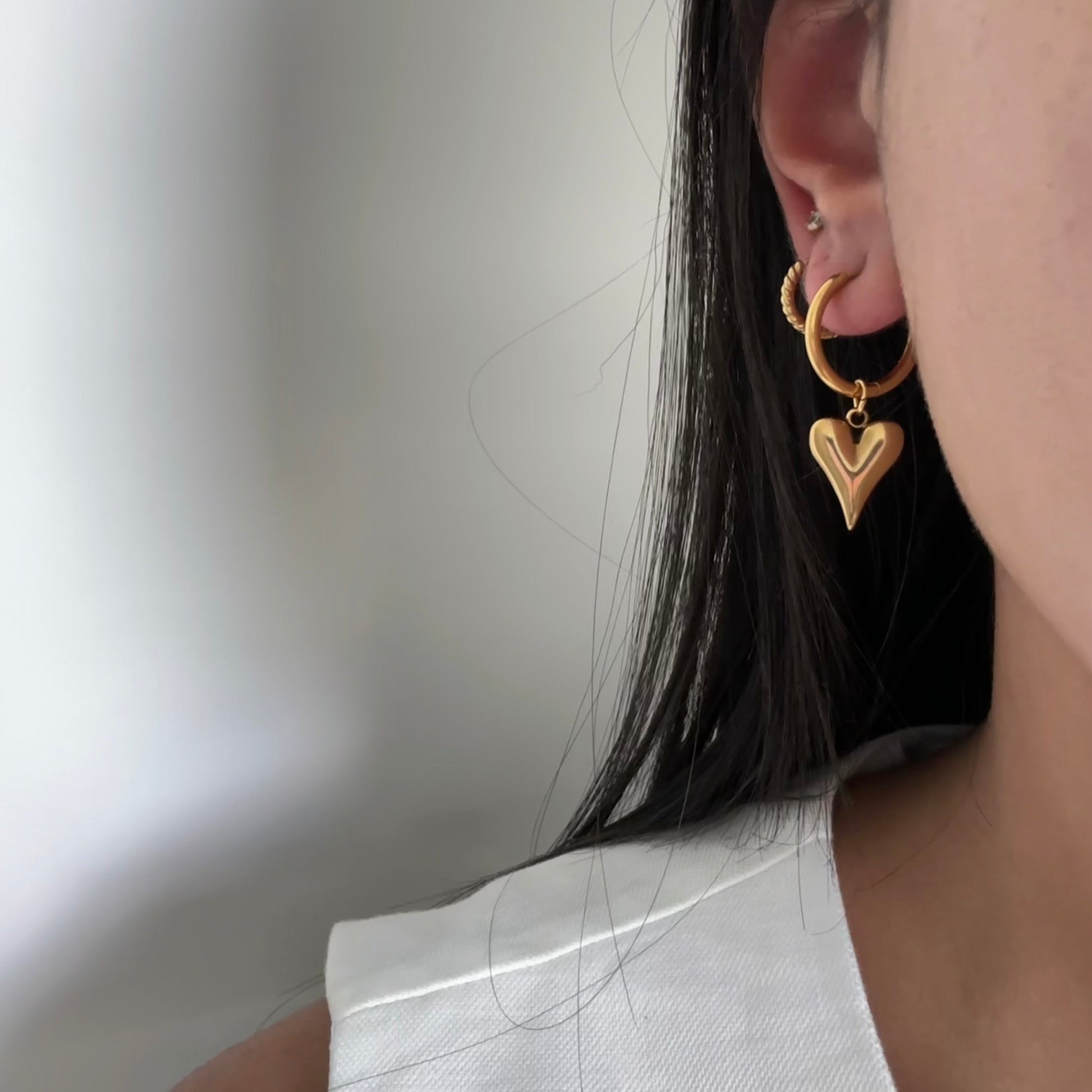 Gold hoop earrings without charm – Stella by Glow Amore, minimalist style