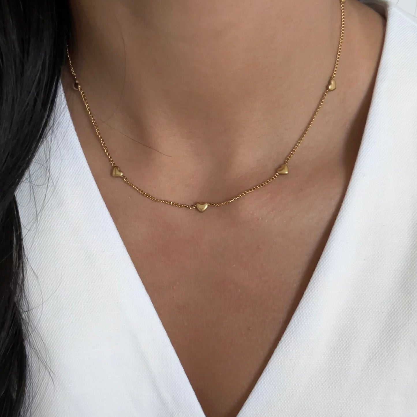 Elegant gold heart necklace in motion – Fiore, Glow Amore collection