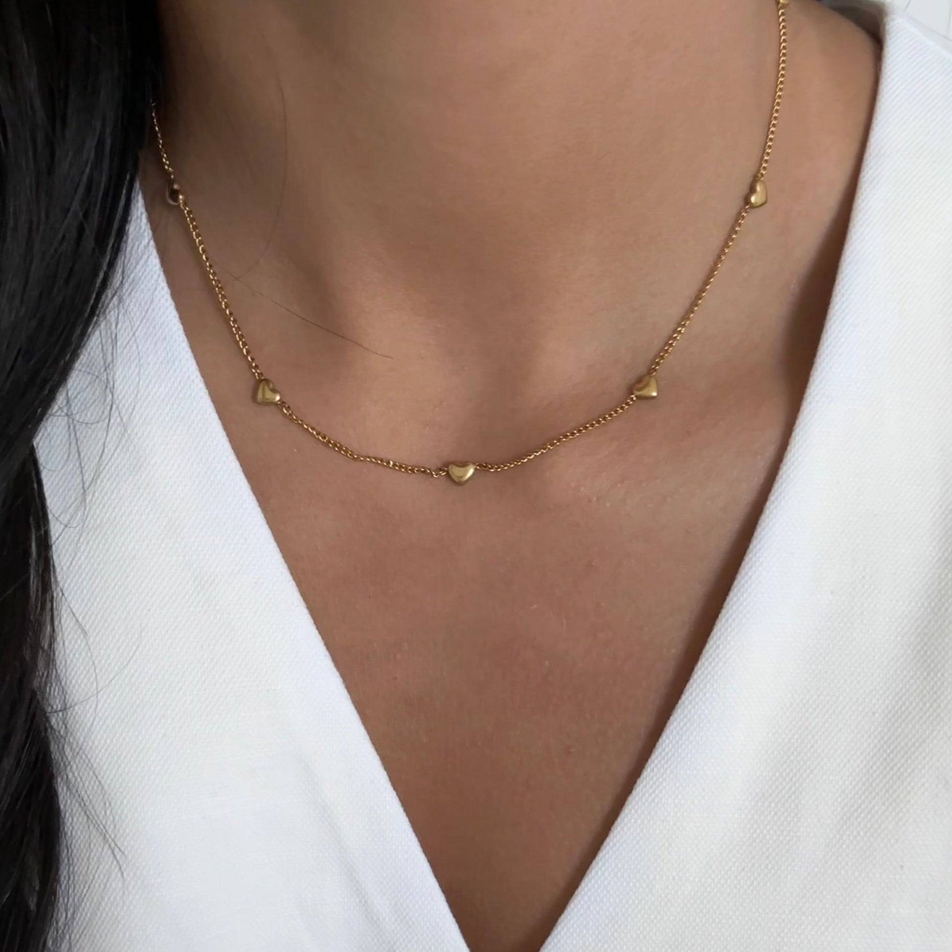 Elegant gold heart necklace in motion – Fiore, Glow Amore collection