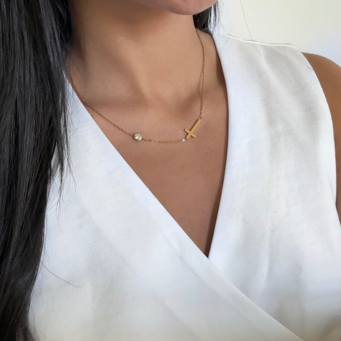 Gold cross necklace – Liora, waterproof and hypoallergenic, Glow Amore

