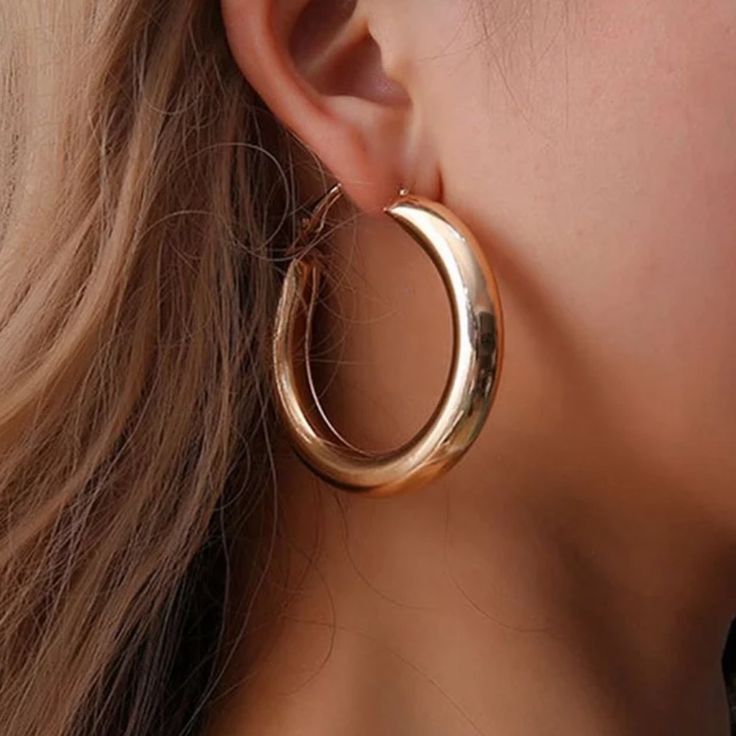 Variedad de joyas de acero inoxidable Avaus disponibles para elegir durante transmisiones en vivo