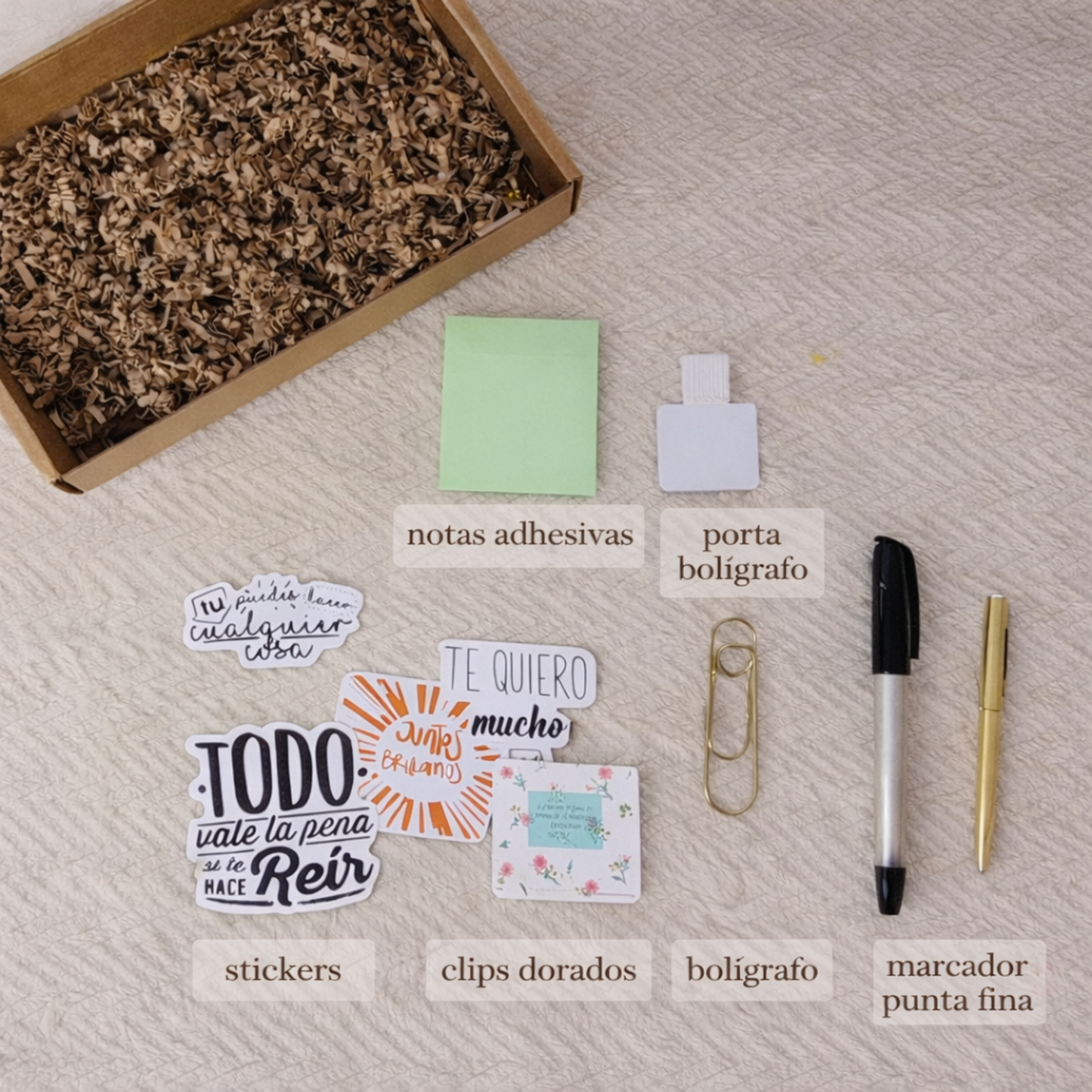 Contenido del kit de escritura consciente con journal de gratitud, bolígrafo, stickers y notas adhesivas